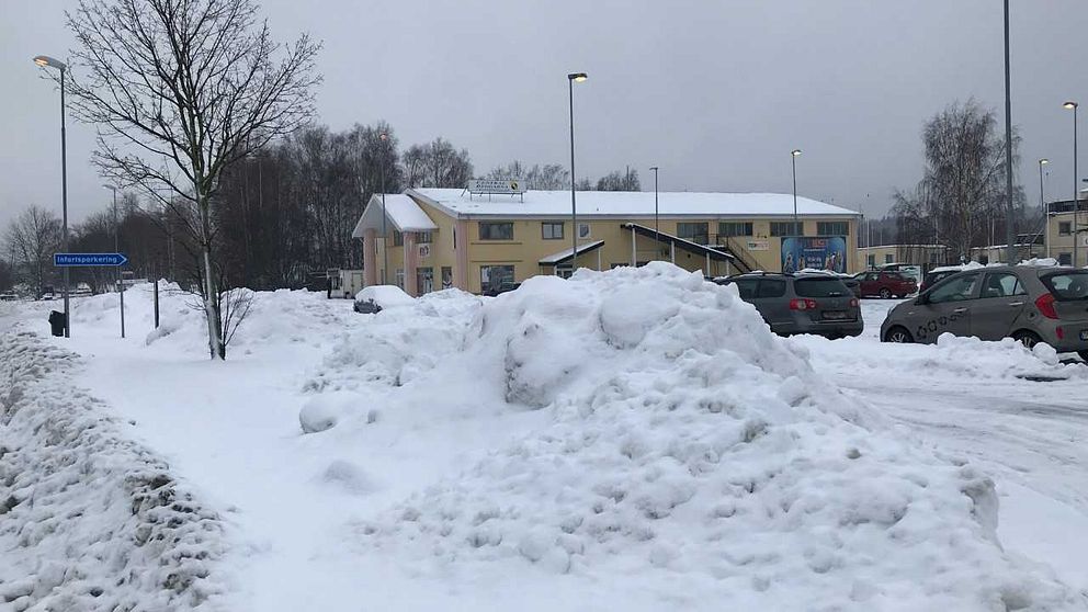 Här vid en parkeringsplats i Åkersberga gjordes regaliefyndet.