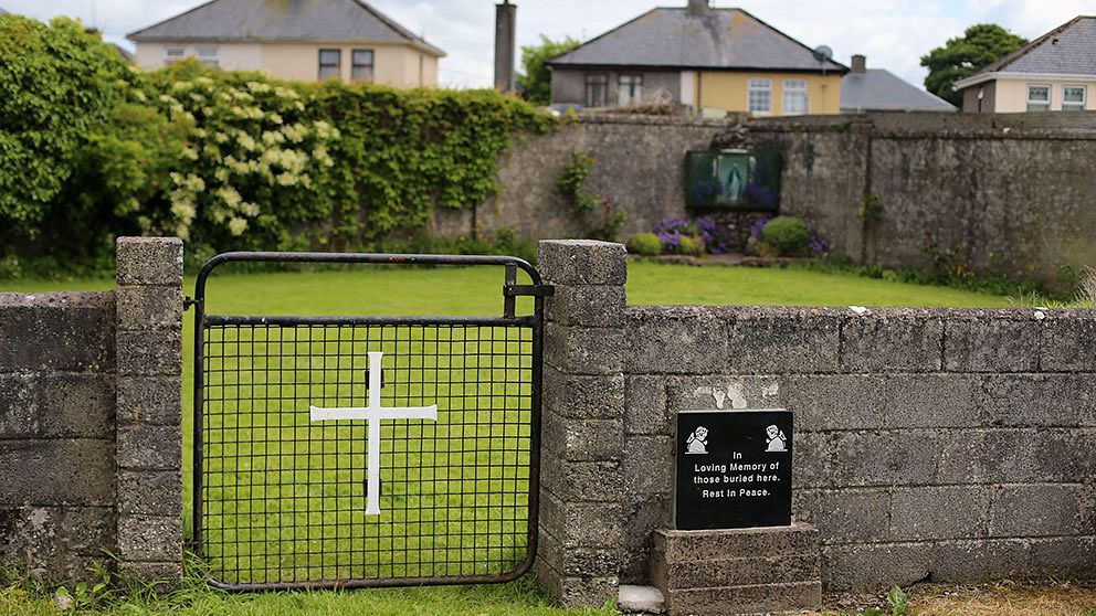 En massgrav med nästan 800 barn har hittats på Irland.