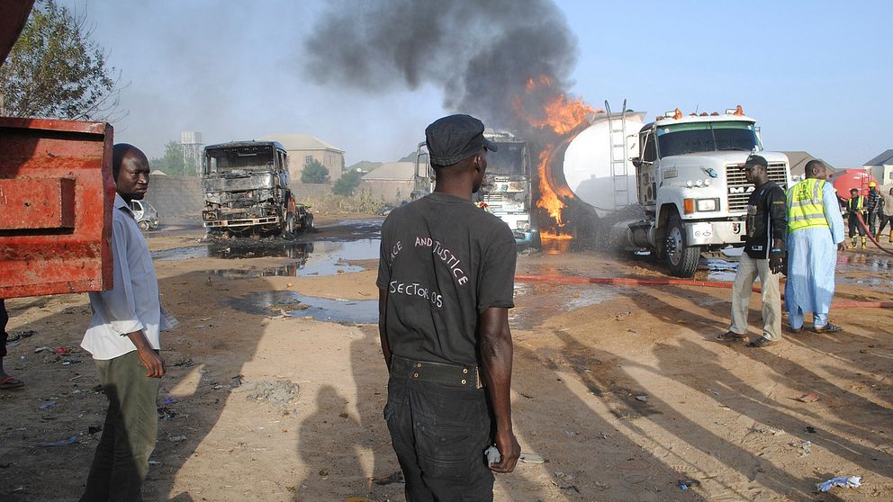 Brandmän bekämpar branden efter ett självmordsdåd i Maiduguri, Nigeria.