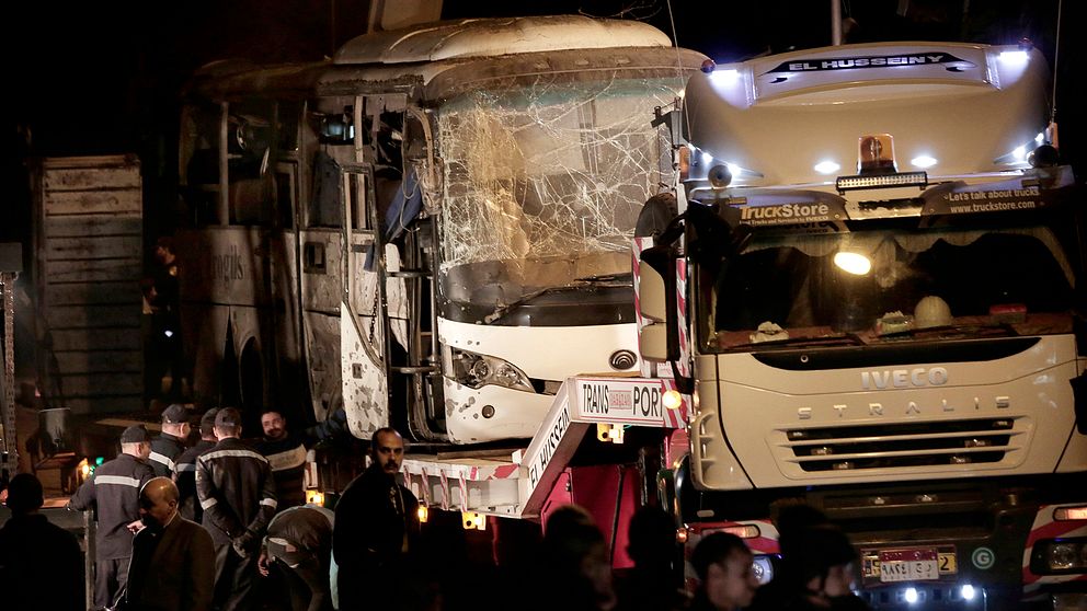 I slutet av december 2018 inträffade ett bombattentat mot en buss i närheten av pyramiderna i Giza i Kairo. Här är en förstörd buss.