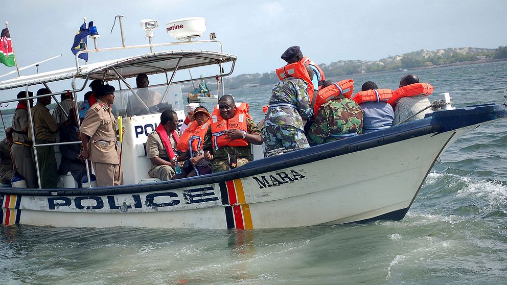 En polisbåt på väg mot ön Manda i Kenya 2011.