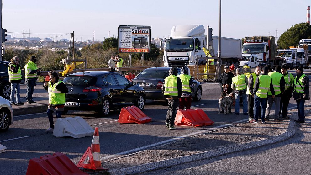 Demonstranter blockerar en väg i Frankrike