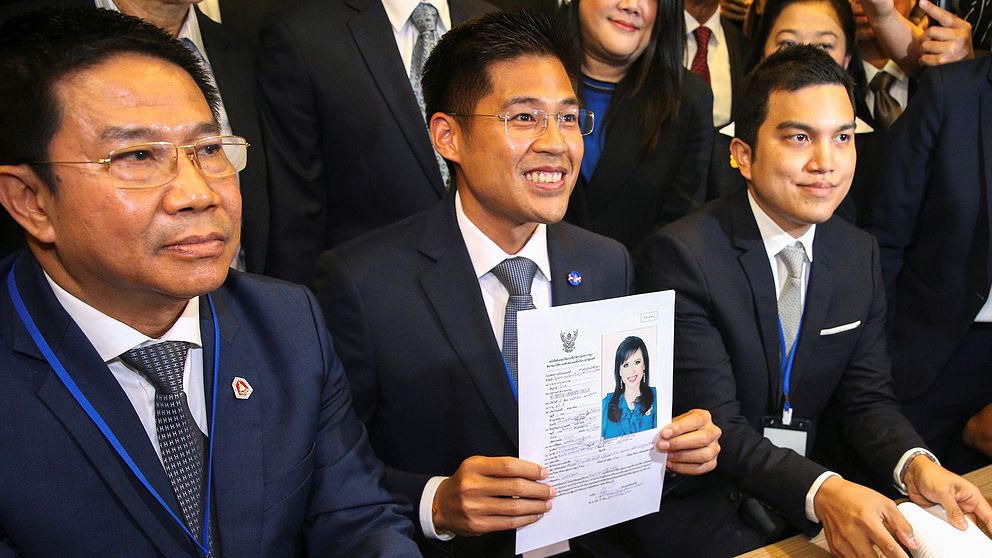 Ledare för det thailändska partiet Raksa Chart, håller upp en ansökan för deras premiärministerkandidat prinsessan Ubolratana Rajakanya Sirivadhana Barnavadi.