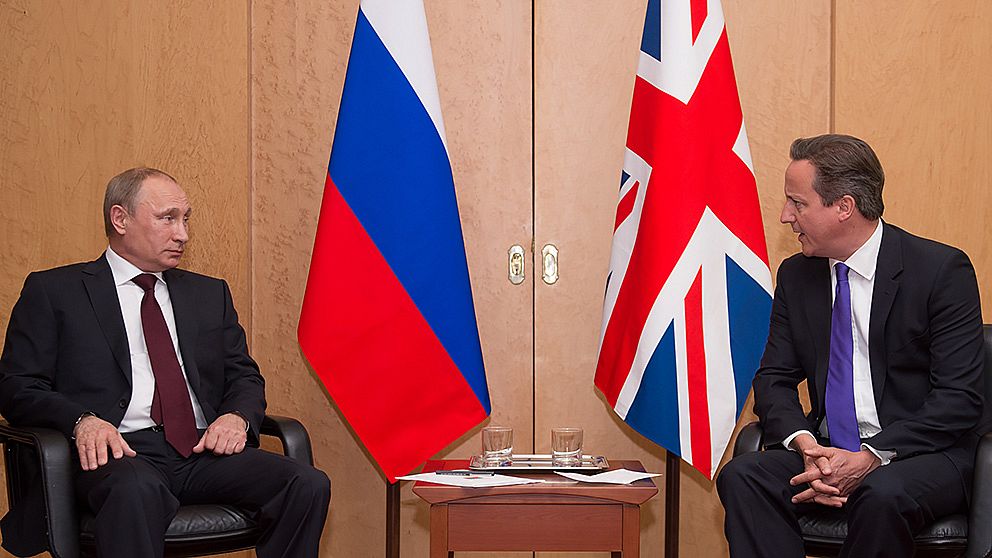 Rysslands president Vladimir Putin och Storbritanniens premiärminister David Cameron vid ett möte på Charles de Gaulle-flygplatsen i Paris 5 juni.