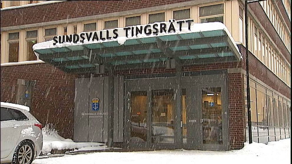 Föräldrarna till den kidnappade 23-åringen följde rättegången under fredagen.