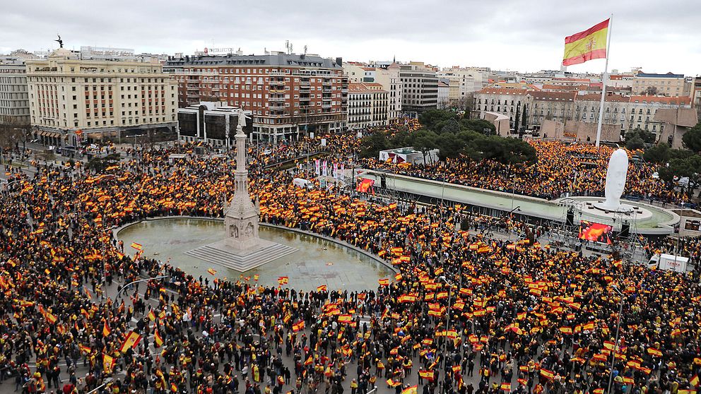 Tusentals högeranhängare i Madrid demonstrerar mot premiärminister Pedro Sánchez