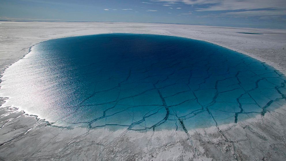 Klimatförändringar ses globalt som det största säkerhetshotet, enligt en ny undersökning. Bilden visar issmältning på Grönland.