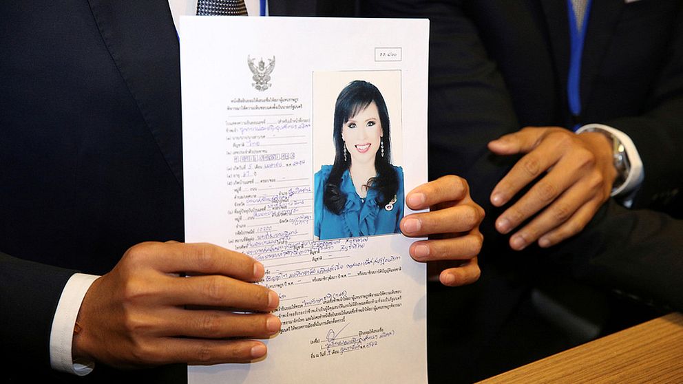 Den före detta thailändska prinsessan Ubolratana Rajakanya på bild på handlingarna som visar att hon ställer upp som premiärministerkandidat.