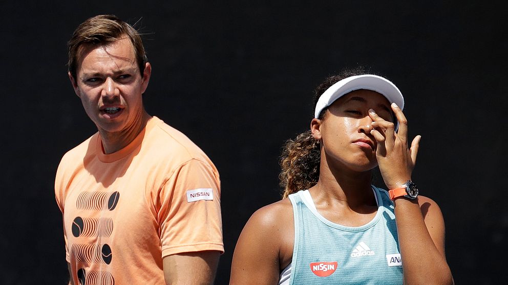 Naomi Osaka och hennes förra tränare Sascha Bajin under Australian Open i år.