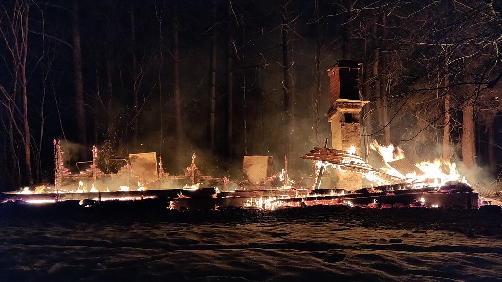 Resterna av det brinnande huset.