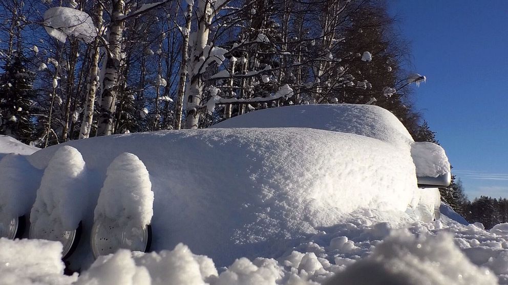 En bil som är täckt av snö