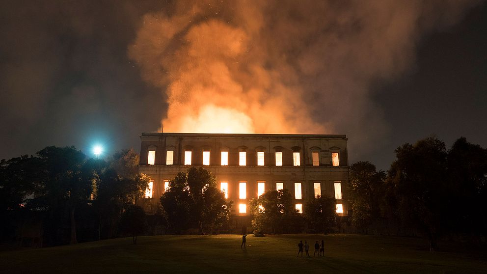 Runt 2000 föremål har räddats ur askan efter branden på Brasiliens nationalmuseum.