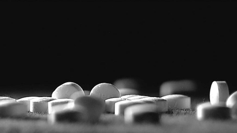 Vita tabletter utströdda på en bordskiva.