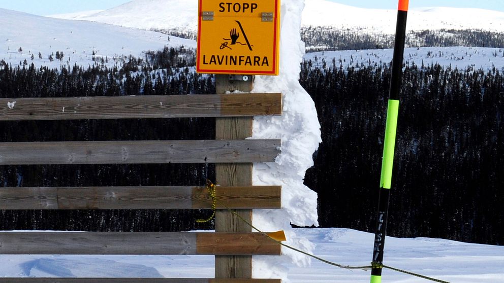 Skylt varnar för lavinfara