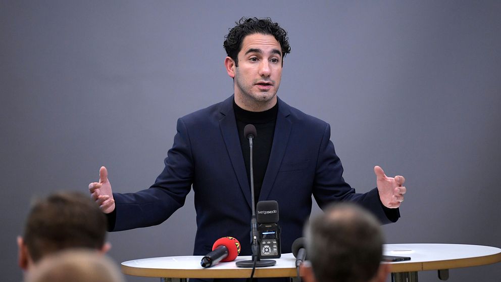 Civilminister Ardalan Shekarabi (S) har kallat till sig spelbranschen för ett möte, för att få svar på frågor om hur spelreklamen lever upp till lagen.