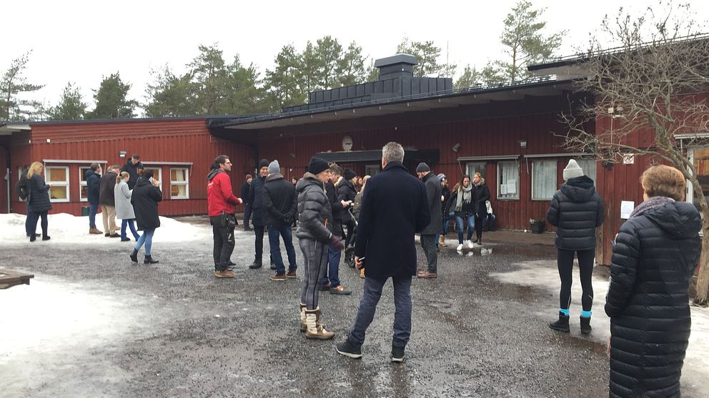 Oroliga föräldrar står utanför Käppala skola på Lidingö efter att flertalet barn insjuknat med bland annat andningssvårigheter.