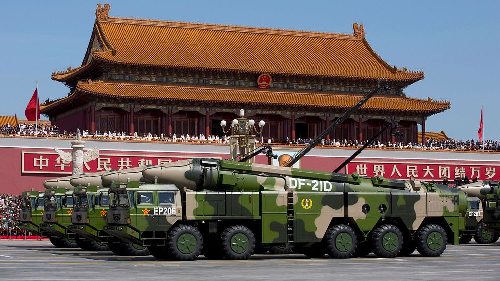 Kina visar upp ballistiska robotar på Himmelska fridens torg i Peking 2015.