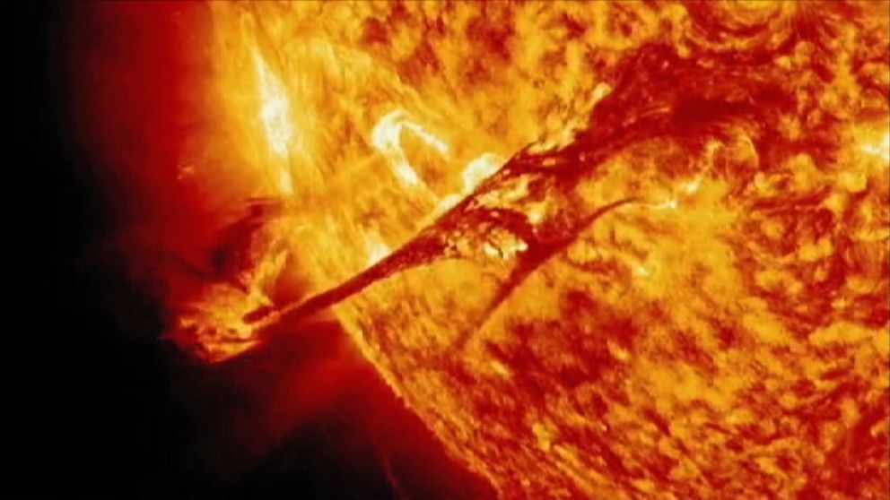 Närbild på solen som släpper iväg ett solutbrott.