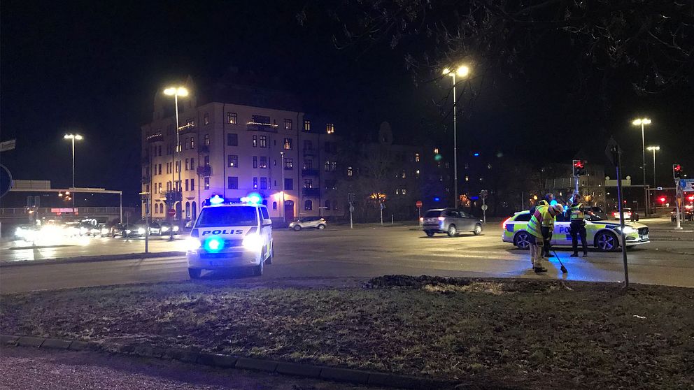 Polis på plats efter en trafikolycka i en korsning i centrala Örebro.