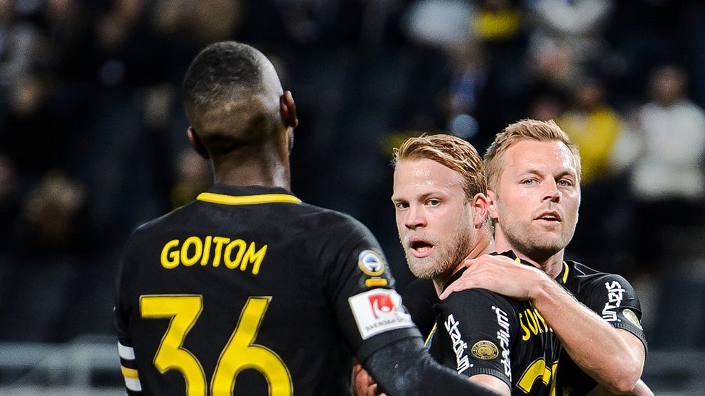 Henok Goitom, Daniel Sundgren och Sebastian Larsson firar efter AIK:s 1-0-mål.