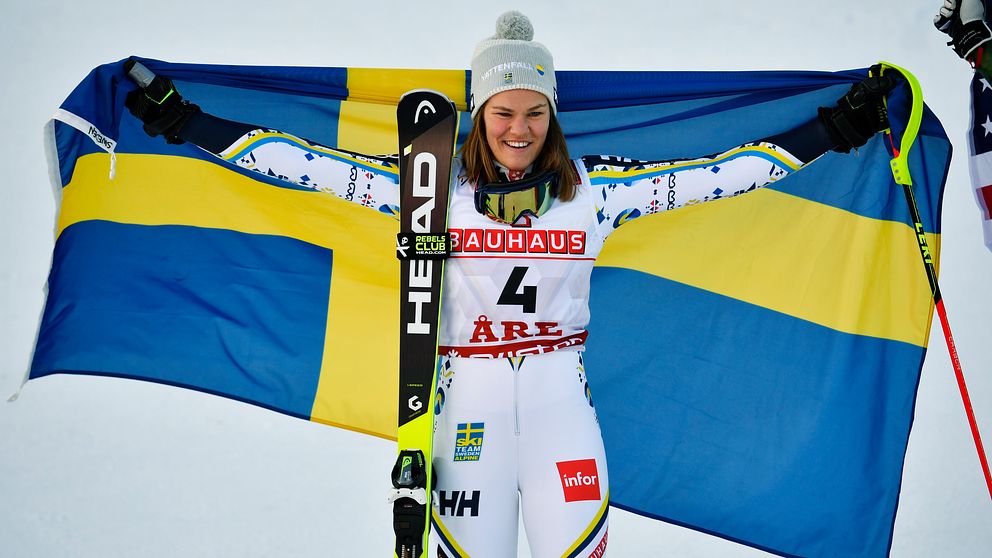 Anna Swenn-Larsson poserar med den svenska flaggan efter andraplatsen i slalom.