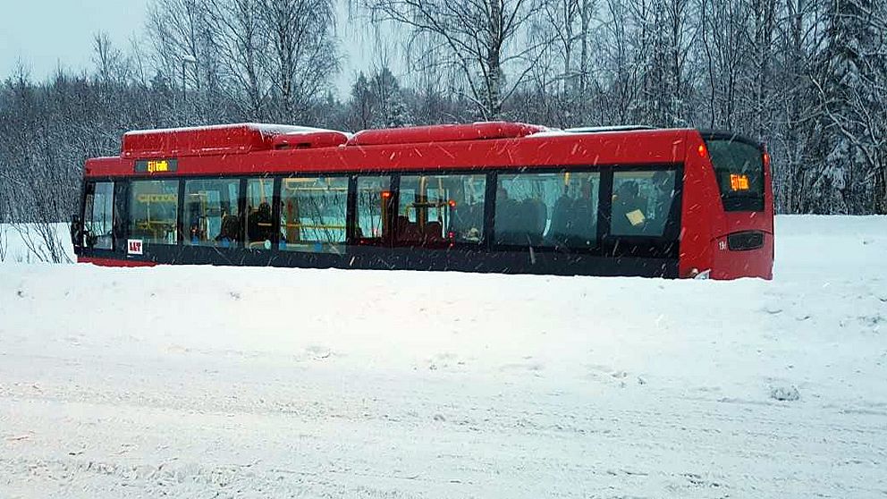 72-årige Bror räddade inlåsta bussresenärer | SVT Nyheter