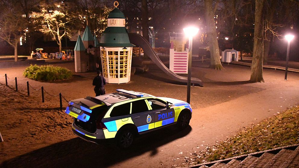 Polisen på plats i stadsparken i Lund, där flera pistolrån ägt rum.