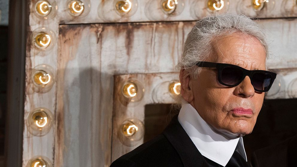 Den berömde modeskaparen Karl Lagerfeld har avlidit, 85 år gammal.