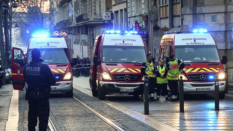 Polis och ambulansarbetare i Marseille, där en man sköts ihjäl av polis efter att ha knivhuggit flera personer under tisdagen.