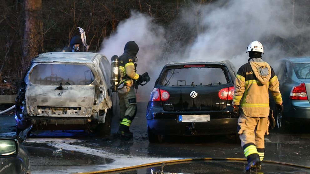 Räddningstjänst släcker bilbränder.