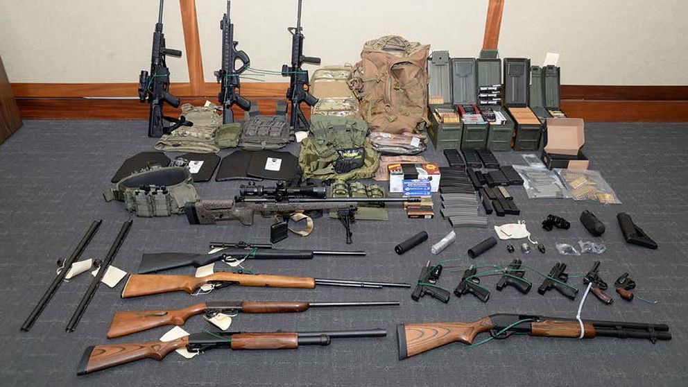 Flera vapen samt ammunition som hittades i mannens lägenhet
