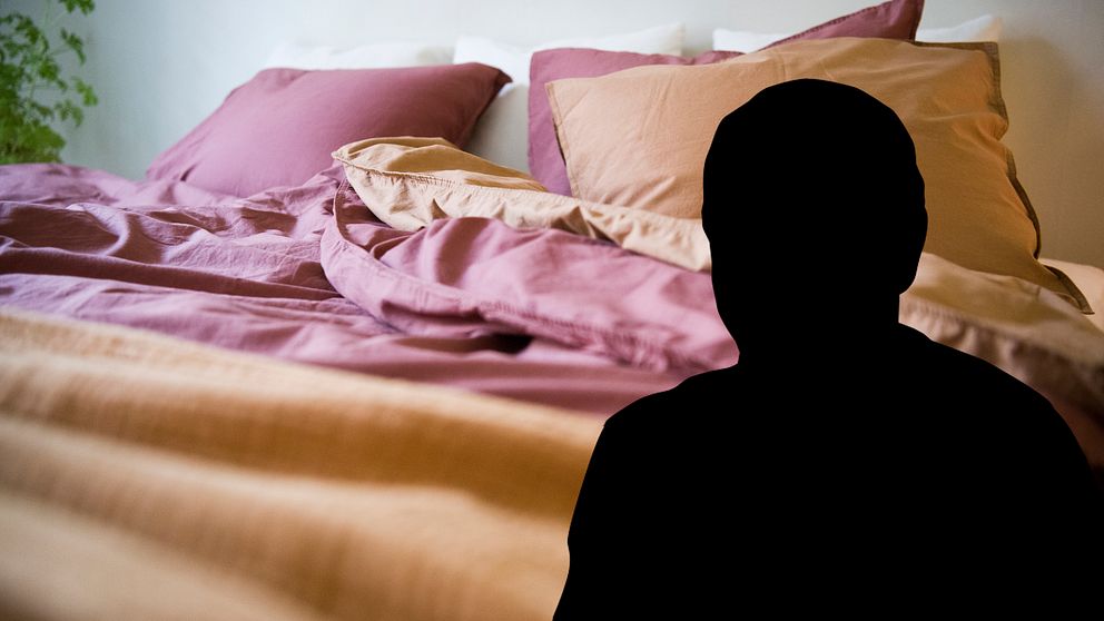 En säng bäddad med bruna och lila lakan. i förgrunden en silhuett av en man.