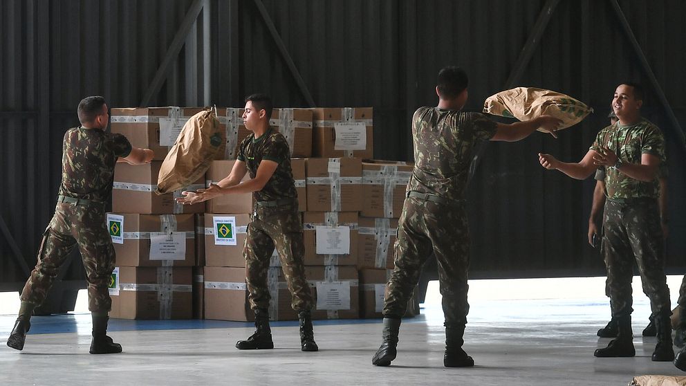 Brasiliansk militär förbereder hjälp till Venezuela, som president Maduro inte vill ha in i landet.