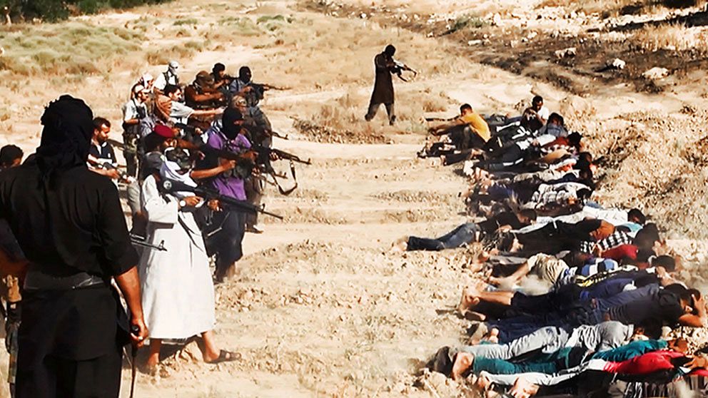 Denna bild ska ha postats på en militant sajt och tycks föreställa Isis-terrorister som siktar mot irakiska soldater.