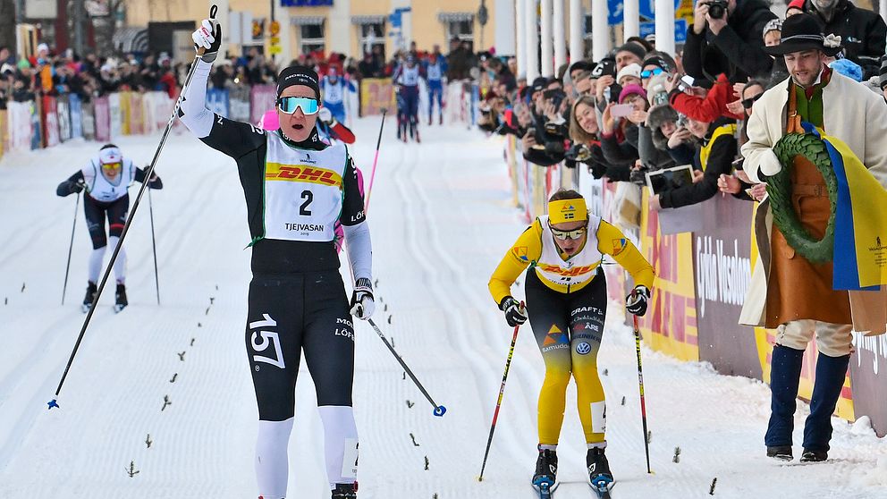 Britta Johansson Norgren går i mål i Tjejvasan före Lina Korsgren i gult.