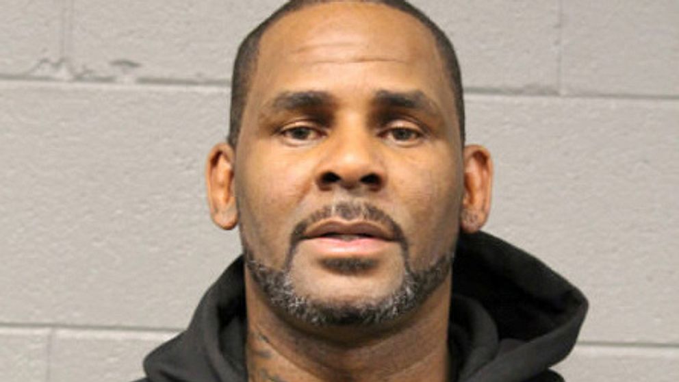 Sångaren Robert Kelly, känd som R Kelly fotograferad av polisen i Chicago på lördagen 23 februari 2018.