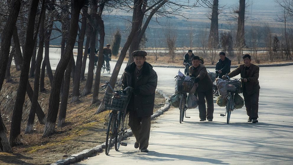 Nordkoreaner är på väg hem från jobbet i Kaesong.