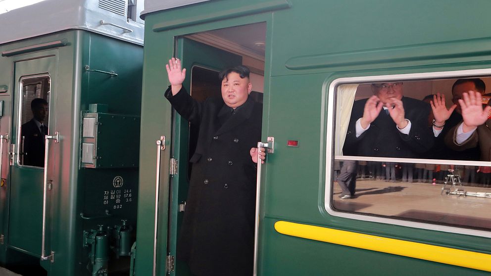 Nordkoreas diktator Kim Jong-Un ombord på ett tåg vid avfärden från Pyongyang till toppmötet i Hanoi. Foto 23 februari 2019.