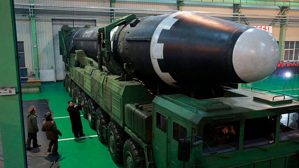 Hwasong 15 interkontinental ballistisk robot. Kim Jong-Un, tredje personen till vänster. Arkivbild 29 november 2017 som Nordkoreas statliga nyhetsbyrå distribuerat