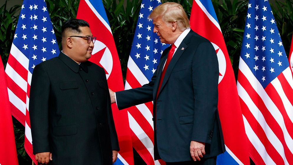 Nordkoreas ledare Kim Jong-Un och USA:s president Donald Trump på det historiska toppmötet i Singapore 12 juni 2018.