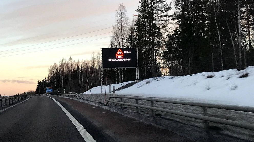 Både på Höga kustenbron och på Sundsvallsbron ställde de hårda vindarna till det under natten mot måndagen.