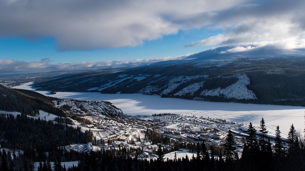 Vy över Åre-by med Åresjön i bakgrunden.