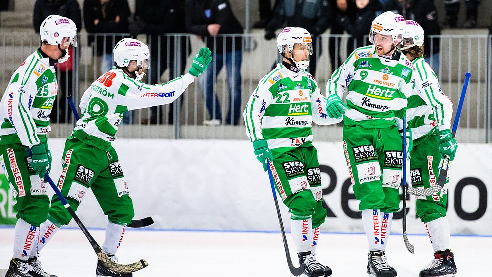 Västerås Robin Andersson jublar med lagkamrater under den andra kvartsfinalen mot Vänersborg.