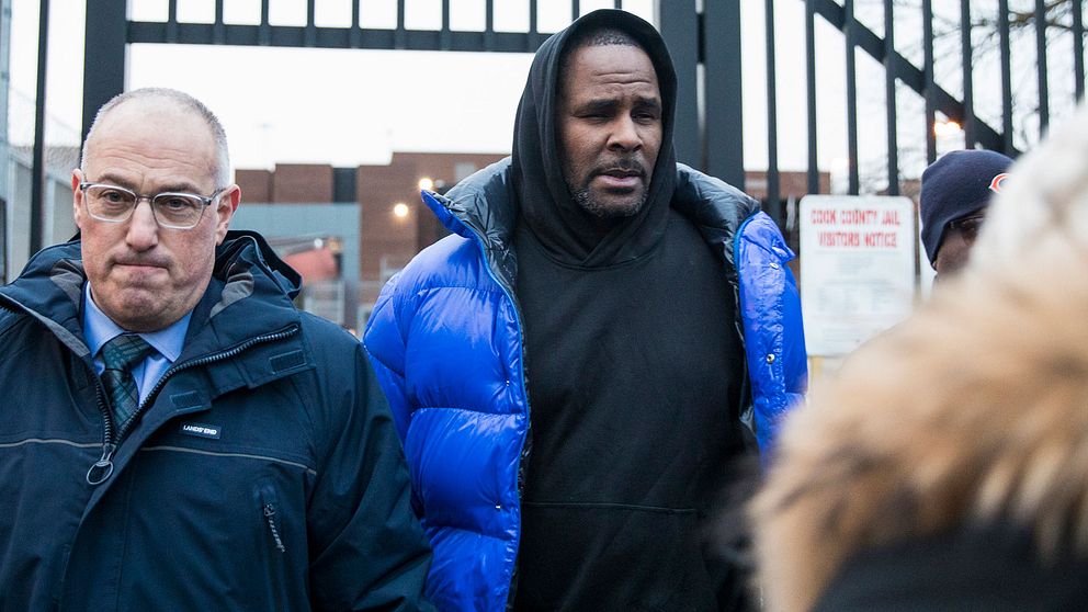 R. Kelly släpptes fri mot borgen under natten till tisdag svensk tid. Stjärnan lämnade häktet i Chicago utan att ge några kommentarer till väntande journalister utanför byggnaden.