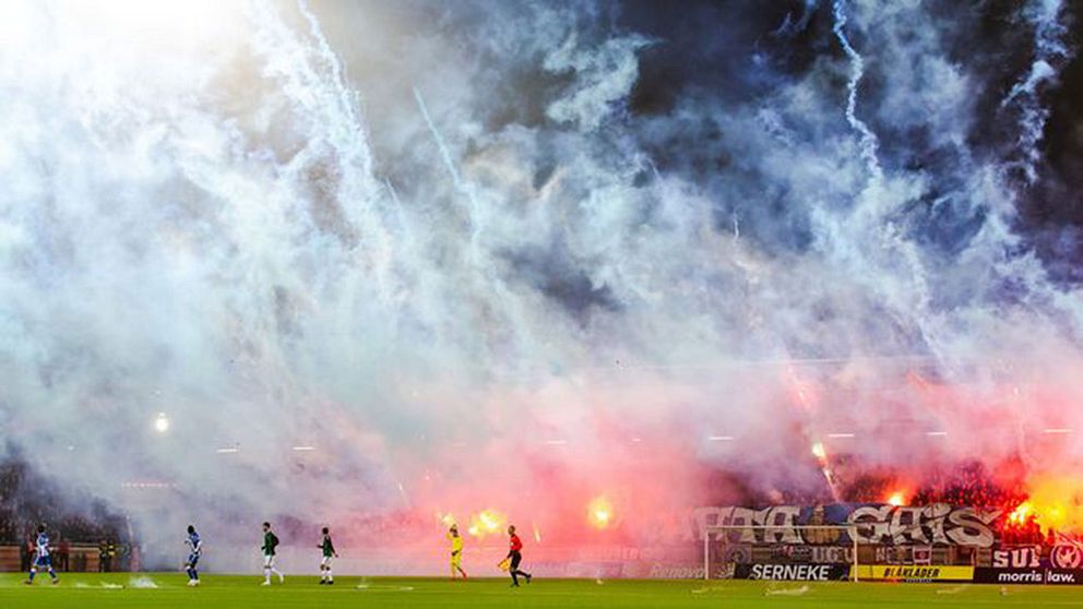 Göteborgsderbyt avbrutet på grund av pyroteknik