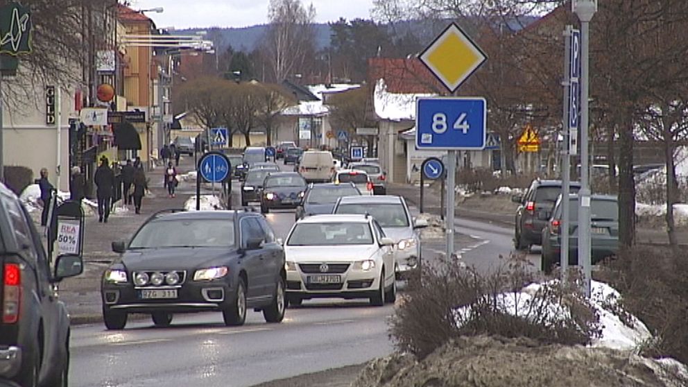 Bilar kör på riksväg 84 genom Ljusdals centrum.