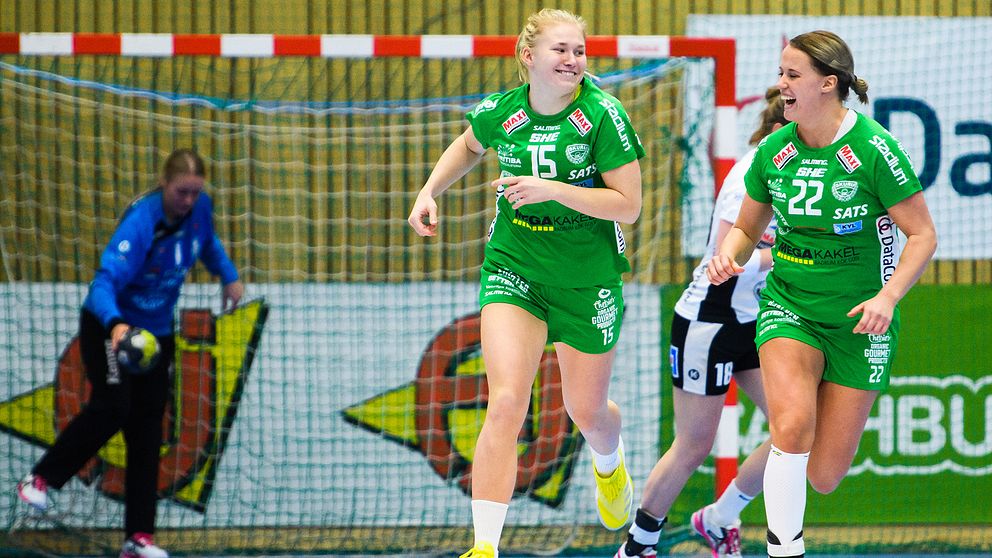 Isabelle Andersson och Hanna Åhlén jublar efter ett mål.