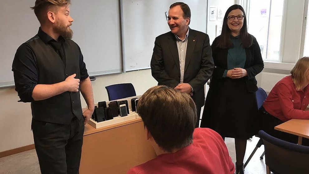 Statsminister Stefan Löfven (S) och utbildningsminister Anna Ekström (S) pratar mobilrestriktioner på gymnasieskolor i Luleå och Piteå.