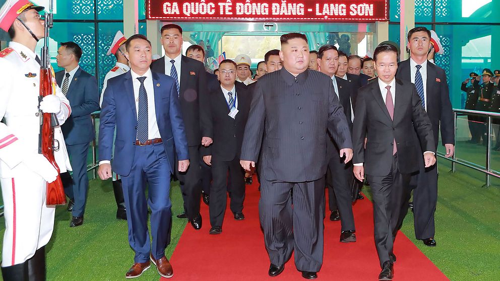 Nordkoreas ledare Kim Jong-Un, mitten, anländer till Dong Dang järnvägsstation i Hanoi i Vietnam.