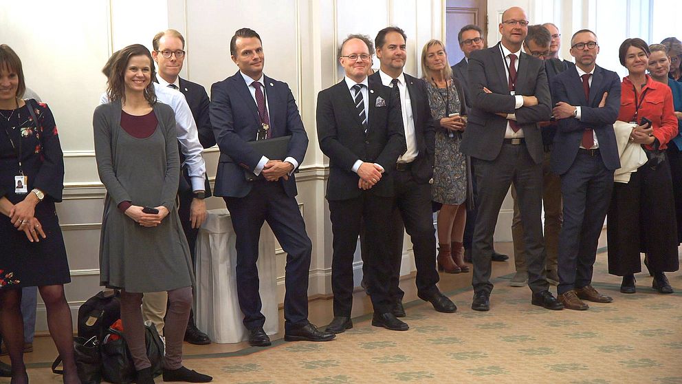 Sverigedemokraternas riksdagsledamot Björn Söder ståendes i mitten av en folksamling.
